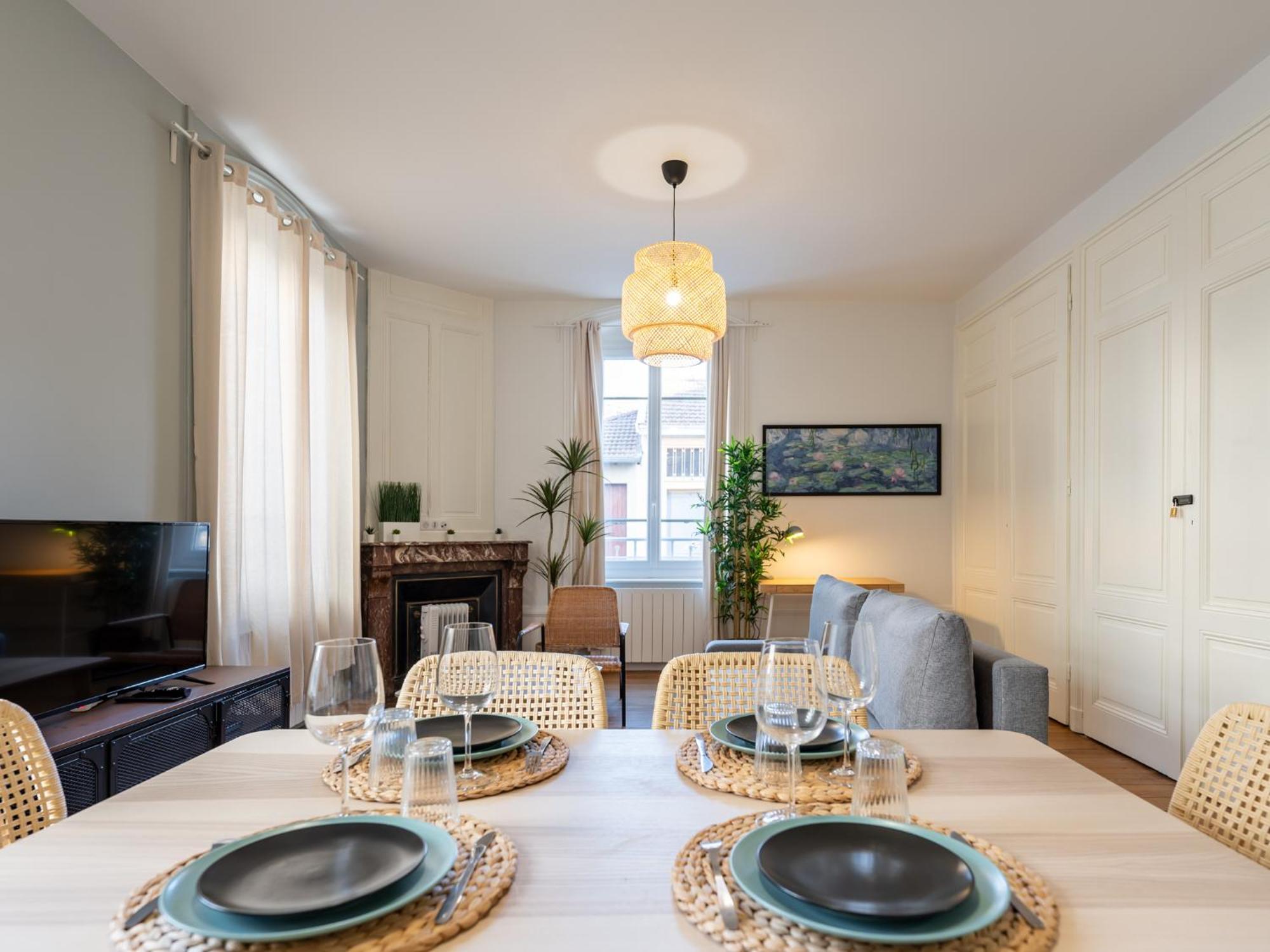 Appartement Le Cocon Urbain Maison, 6 Personnes, Avec Parking Proche Tram Et Metro *